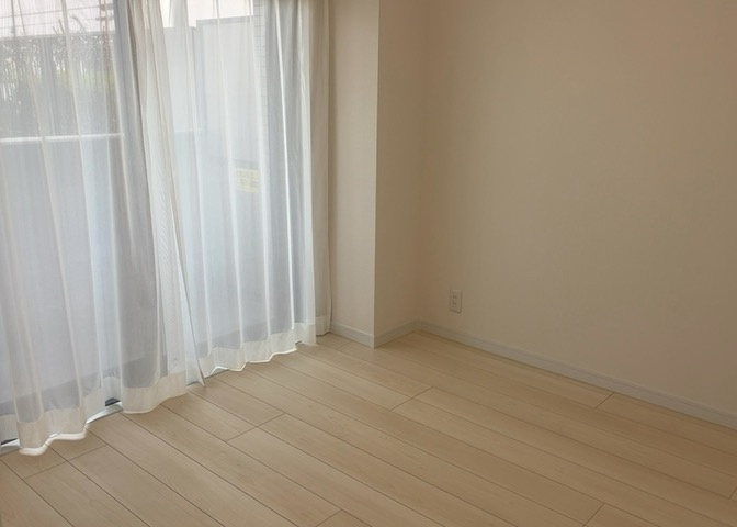 洋室のメリットは重い家具が置きやすく、身の回りが整理しやすいことです。　床がフローリングのため畳とは異なり凹みにくいです。　クローゼットなど収納が豊富で、普段使わない旅行カバンや服の整頓も簡単にです。