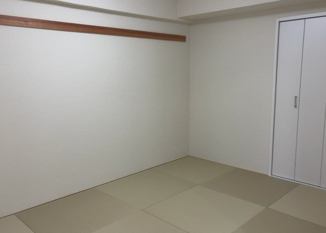 寝室でゆっくりと過ごすためにはベッド周りの適度な空間を担保することや窓の位置、照明の明るさ、寝室の広さなどを考える必要があります。自身や家族の構成とライフスタイルに併せて寝室にする部屋を選びましょう！