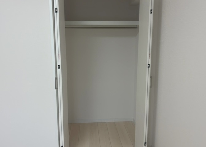 デザイン性を重視しすぎて収納が少なかった！なんてことにならないため、事前に現地で収納の数を確認しておくことをお勧めします。クローゼット以外にも床下収納や屋根裏収納、パントリーなどもチェックしましょう。
