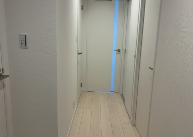 内装はとにかくおしゃれなものがいい！と選ぶ前に、まず住んだ後のことを想像してみましょう。住んでみたらコンセントの位置が悪くて使いにくいなど出てきます。事前にどの家電をどこに置くか想定しておきましょう。