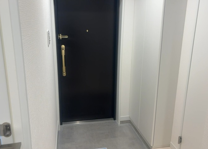 玄関は家の顔でもあり、家族以外の目にも止まる場所です。玄関は外との間を仕切る扉、靴などをしまっておく収納スペース、靴脱ぎのたたきスペース、来客とのやり取りをするドアホンなど複数のアイテムからなります。