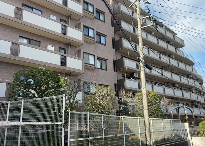 外観はマンション管理がされているかの目安になります。築年数が古いと、壁面は劣化してひび割れが生じることも！建物が古びていても細かいところが修繕されていると、きちんと管理されているなぁと感じるでしょう。