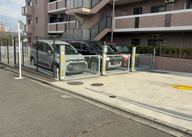 車一台あたりに必要なスペースは、標準サイズの普通自動車で横幅2m50cm、長さ5mは必要になります。ただし、乗降のことも考慮して横幅3m30cm、長さ5m50cmほどは確保できるところを選びましょう。