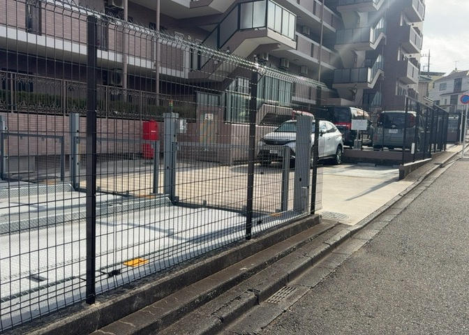 駐車場と明記されていても、最小スペースでつくられた駐車場だと大型車は駐車できなかったり、出入りしにくくなったりする可能性があります。お車のサイズと購入したい物件の駐車場のサイズを現地で確認しましょう。