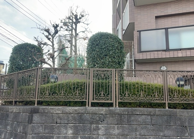 物件によっては、入居者が個人的に使用できる専用庭がついているものもあります。また、住宅の中にある土間の部分を庭と呼ぶこともあります。庭の用途は住む人によって変わり、それによってデザインもさまざまです。