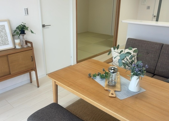直線タイプはLとDKを一直線に並べた形で対面キッチンのタイプです。一般的なのでよく見かけるかもしれません。直線タイプに似た直接アイランドタイプは、キッチンとダイニングの間に壁がない分広く感じられます。