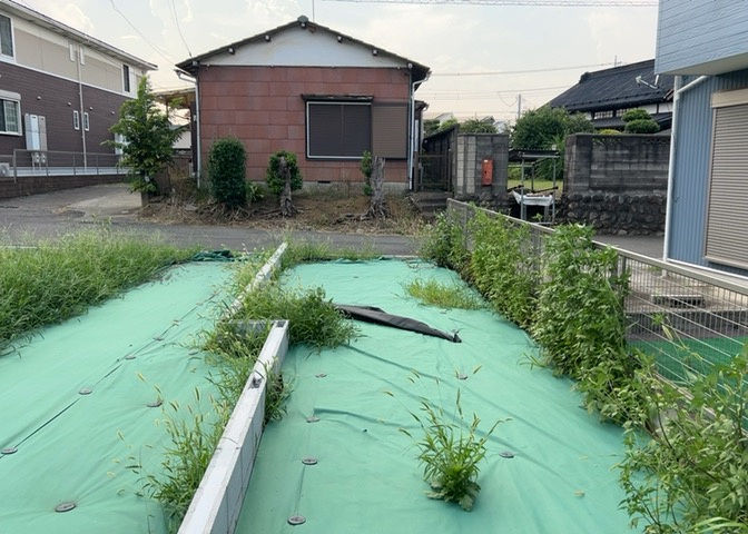 土地の形が極端に長細かったり、狭小地、あるいは道路との高低差がある傾斜地だった場合、後々売ろうとしても買い手がつかない場合もあります。後々、売却することになった時に価値の下がらない土地を選びましょう。