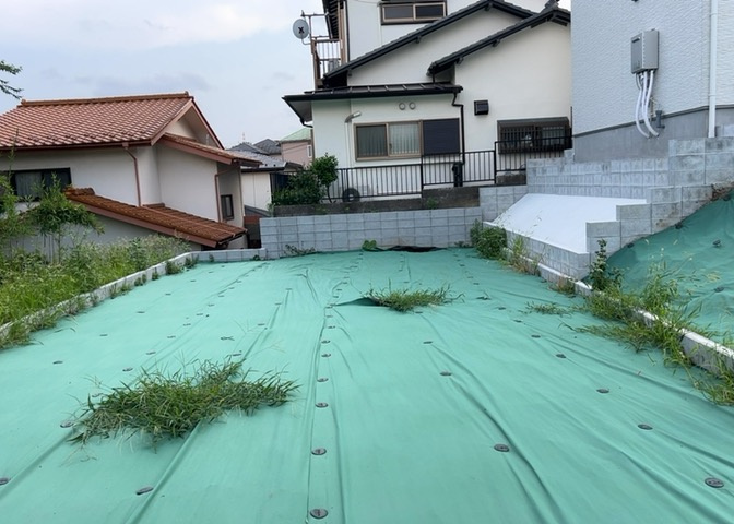土地の面積＝住宅面積ではありません。建ぺい率の問題などで、土地のある場所によって住宅を建てられる面積は限られています。高さもしかり、「土地」という言葉の中には、建築条件も含まれると考えておきましょう。