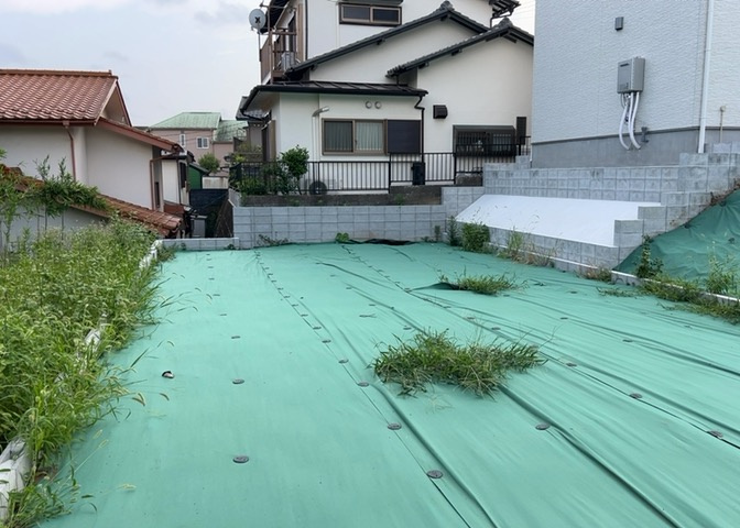 家を建てる場合、方位は要チェックです。現実的に日当たりのよい家ならばリビングは南側、建築基準法でも北側に当たる家への配慮は求められています。土地を見学に行く際は、方位磁針を持って行くようにしましょう。