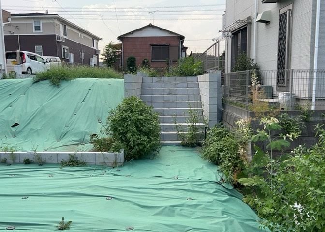 土地の前の道路に消火栓が設置されていることがあります。この場合、道路交通法第45条第1項により、駐車禁止の場所が指定されています。そのため、車庫などの駐車スペースをつくることができない場合があります。