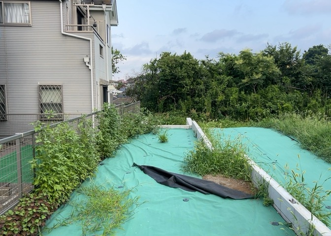 現地に行くなら、物件の周囲の地形がどうなっているかを見ることも大切です。周辺より低くなっている土地では、大雨などで水が集まりやすいため、地盤が弱くなっているということも考えられるため、注意が必要です。