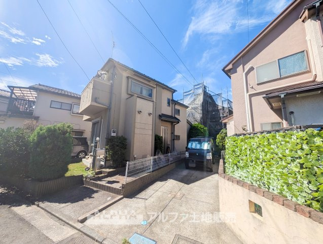 【Parking】◆縦列駐車2台◆マイカーを2台駐車できるスペースを確保。ご夫婦で車を利用するご家庭にも便利な住まいです。