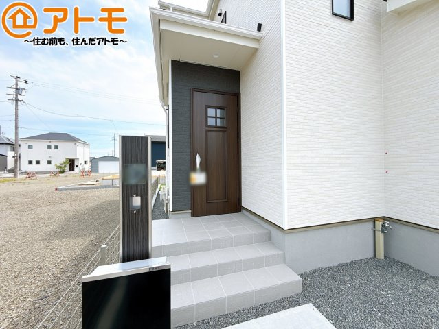 落ち着いた色合いの玄関はダブルロックで防犯性に優れた仕様になっています♪