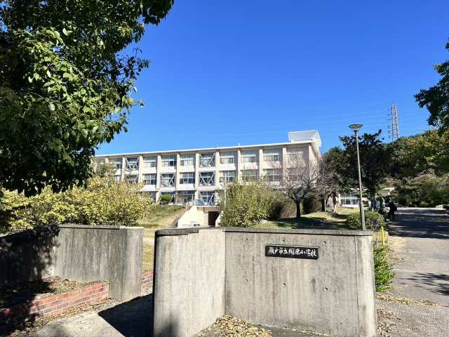 愛知環状鉄道「瀬戸口」駅まで約1.2km（徒歩15分）。通勤・通学の足に便利です