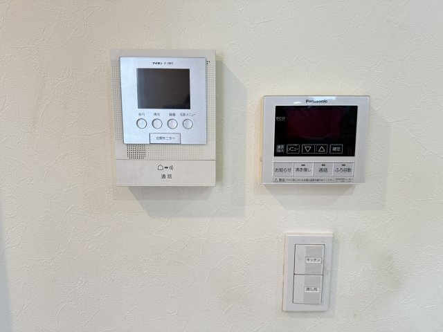 室内から来客を確認できるモニター付きインターホンや、使いやすい給湯リモコンを設置。小さなお子様やご高齢の方でも安心して利用できる仕様です。安心と快適を兼ね備えた住まいの細やかな配慮が魅力です。