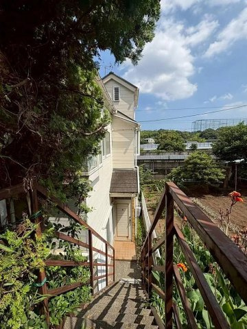 玄関までのお庭