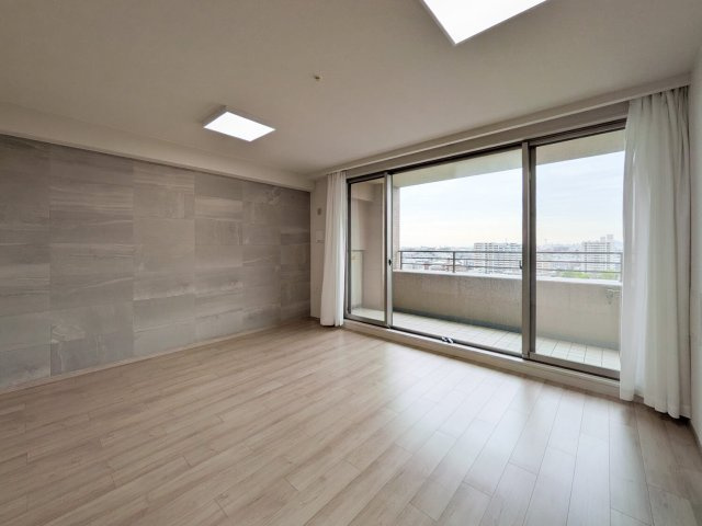 約15.2帖のLDK　西、北二面採光、前面は小寄公園かつ14階のお部屋の為、開けた眺望となっております。