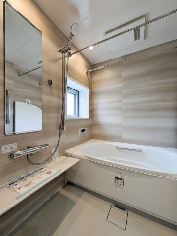 木目調の壁が落ち着く浴室となっております。　角部屋の為窓が付いており、カビの予防にもなります。