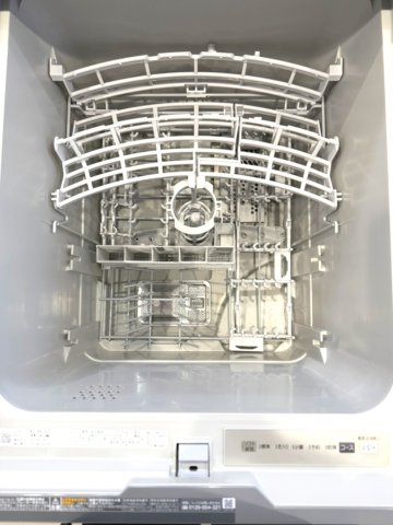 ビルトイン食洗器　食洗器は洗浄だけでなく、高熱殺菌による食中毒の防止にもつながります。