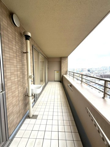 西向きバルコニー　前面は開けており開放感がございます。
