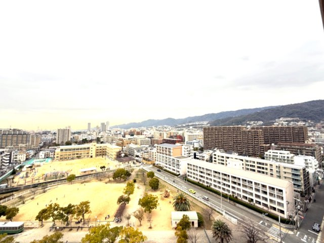 2026年3月上旬北西向き眺望　前面が公園の為、開放感があり六甲山も見ることができます。