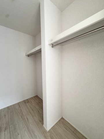 各お部屋のクローゼットになります。沢山収納できそうですね♪