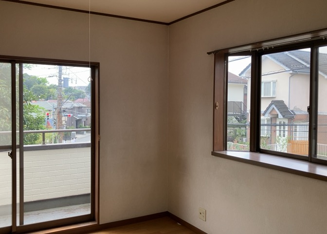 洋室のメリットは重い家具が置きやすく、身の回りが整理しやすいことです。　床がフローリングのため畳とは異なり凹みにくいです。　クローゼットなど収納が豊富で、普段使わない旅行カバンや服の整頓も簡単にです。