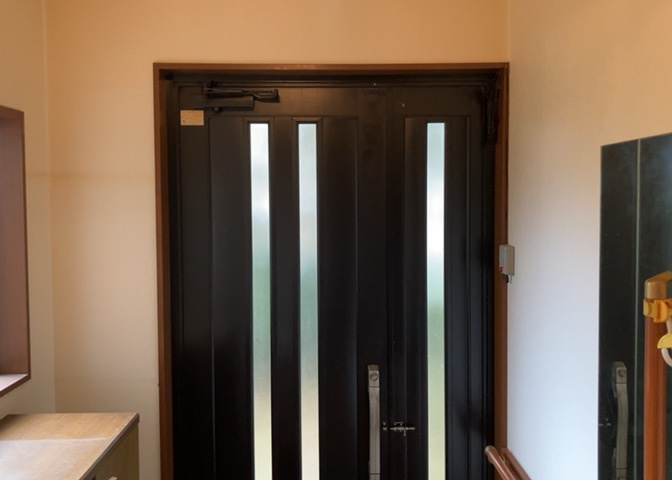 玄関は家の顔でもあり、家族以外の目にも止まる場所です。玄関は外との間を仕切る扉、靴などをしまっておく収納スペース、靴脱ぎのたたきスペース、来客とのやり取りをするドアホンなど複数のアイテムからなります。