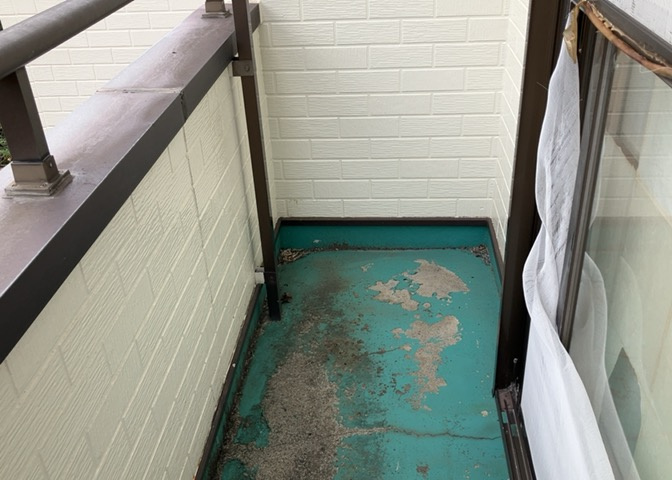 バルコニーは、室外の専用スペースのうち、「屋根がなく開放された空間」であるものを指します。ベランダより広いタイプのものが多く、日当たりもよいため家庭菜園などを楽しみたい人にとって適した環境となります。