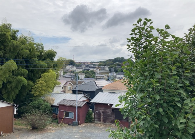 眺望を気にして物件を探す場合、前面に建物が建っていないか現地で確認しましょう！前面に建物があると景色はもちろん、日当たりや風通しにも影響が出てきます。住んだ時のことを想像しながら現地見学をしましょう。