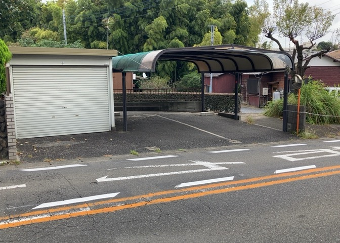 駐車場と明記されていても、最小スペースでつくられた駐車場だと大型車は駐車できなかったり、出入りしにくくなったりする可能性があります。お車のサイズと購入したい物件の駐車場のサイズを現地で確認しましょう。