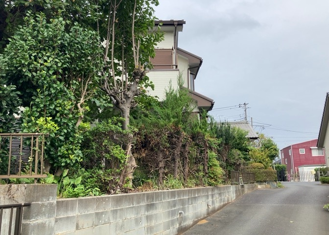 住宅用の土地では前面道路に2m以上接していなければならないと法律で定められています。しかし、お持ちの車のサイズやライフスタイルなどにより、2mでは利便が悪い場合もございますので、事前に確認しましょう。
