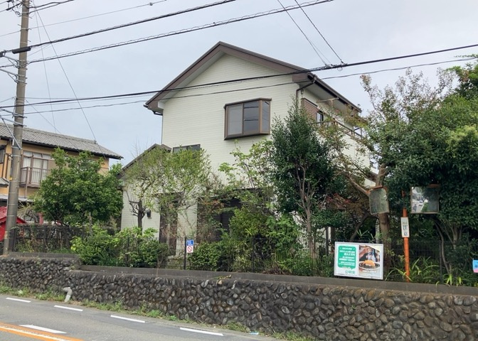 お持ちの車種によっては前面道路が広い方が便利でしょう。しかし、前面道路が広ければその分交通量が多くなるため、騒音などが気になる場合があります。実際に現地を見学し、周辺交通量や騒音などを確認しましょう！