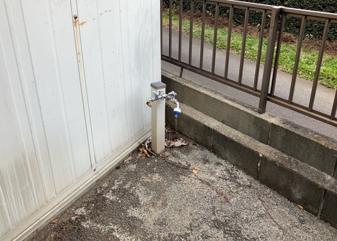 敷地内に散水栓や立水栓があると便利です。水道水を直接利用できるため、水を運ぶ手間を省くことが出来ます。大量の水を必要とする洗車作業や清掃などに役立ちます。その他設備とあわせて、現地でご確認ください。