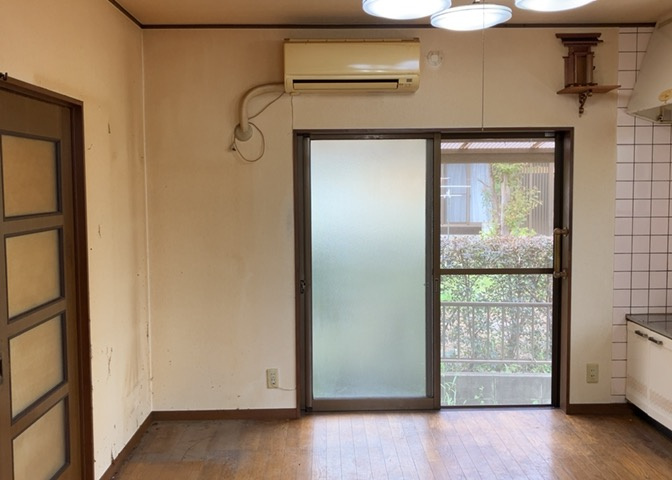 ダイニングは、食事や家族の団らんスペースとしてだけではなく、ほかの用途としても使用することができます。ダイニングテーブルを置き、食事のためのスペースを作ることでリビングとの差別化を図ることができます。