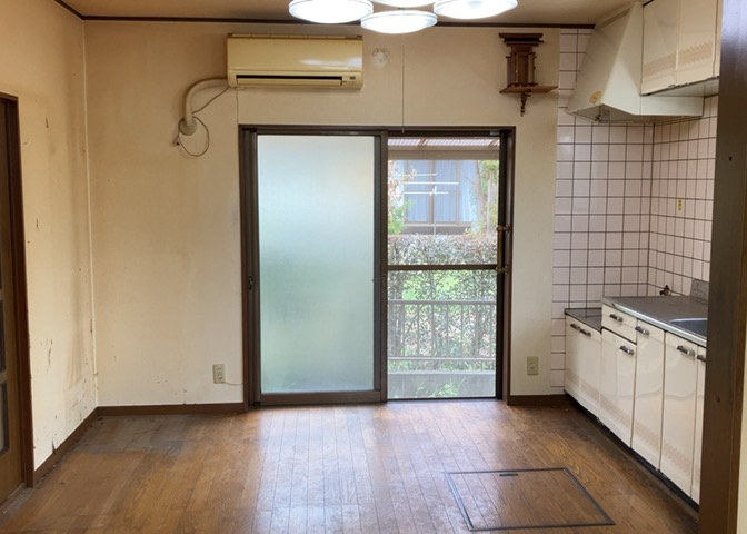 DKの物件でも広く見せたい方は、ダイニングスペースを広く使えるように工夫しましょう。低めのダイニングソファを置くと、家具の圧迫感が減り、広く見せることができ、ダイニングをリビングのように使用できます！