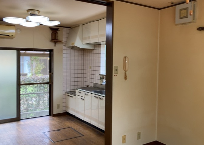 ダイニングとキッチンの間を扉や壁などで仕切らず、一体化させた間取りです。キッチンカウンターがついている物件ならば、食事をキッチンカウンターで取ることで、ダイニングスペースをリビングとして使用できます。