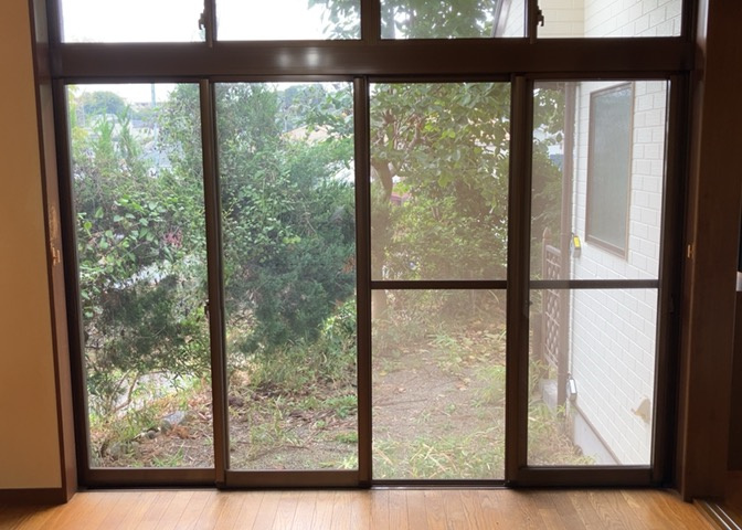 サッシは、ガラス窓に使用される金属製の窓枠です。一般的に住宅建築では、金属製建具工事の段階でガラス類・玄関などと同時に設置されます。種類や構造により断熱性能や遮音性能が異なるので現地でご確認ください。