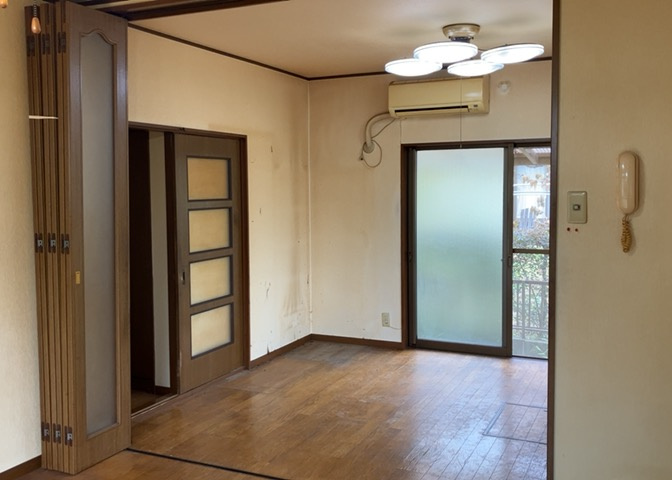 直線タイプはLとDKを一直線に並べた形で対面キッチンのタイプです。一般的なのでよく見かけるかもしれません。直線タイプに似た直接アイランドタイプは、キッチンとダイニングの間に壁がない分広く感じられます。