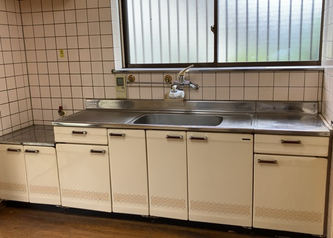 標準的なシステムキッチンの横幅は、165cm～300cm程度です。2100・2400・2550・2700などミリ単位で表記されます。普段どのように料理をするのかを想定しながら合ったサイズを選びましょう