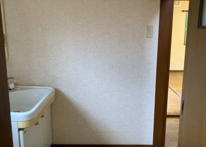 多くの戸建て住宅で見かける洗面脱衣所は、洗面台と洗濯機が2畳ほどのスペースに並べられていて、洗面所が脱衣所を兼ね備えている間取りが一般的です。お客様が利用することもある、パブリックな空間でもあります。