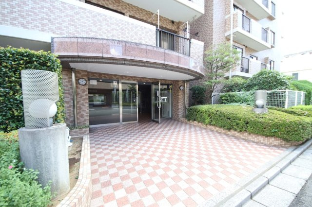 宅配ボックスやオートロックで生活しやすいお住まいです