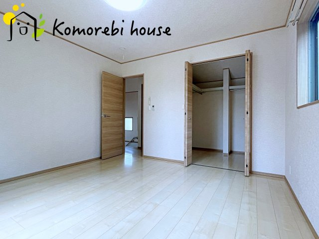広くて明るい寝室