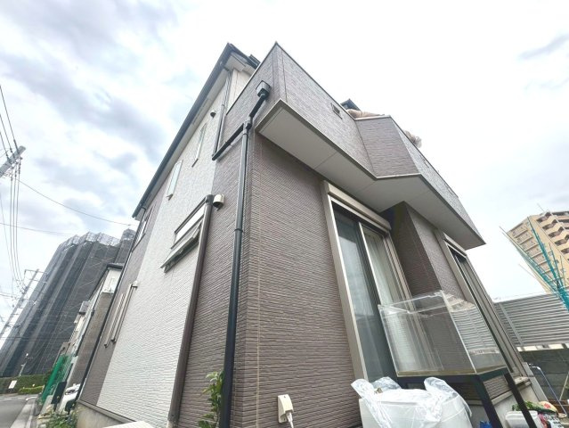 【外観】流行に左右されず、将来にわたって価値が継続する佇まい。おしゃれな雰囲気や自然の潤い、親しみやすさといった個性を、街に新たな価値をもたらし続ける。　