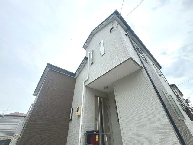 【外観】爽やかな青空の下に贅沢なほどに降り注ぐ陽光、豊かな居住性と、クオリティが見事に調和した住空間は、住まうことの喜びを感じさせてくれます。　