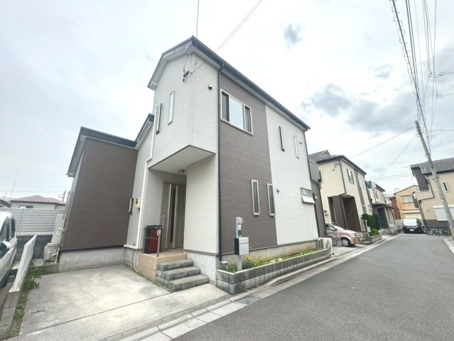 【前面道路含む外観】現地に実際に行ってみることでしか感じられないことがたくさんあります。周辺環境や街の雰囲気など、たくさんのことを感じていただけます。是非一度ご見学くださいませ。　