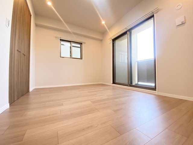 北西洋室（7.0帖）角部屋につき玄関側にもバルコニーがあり北側のお部屋でも明るい印象があります♪