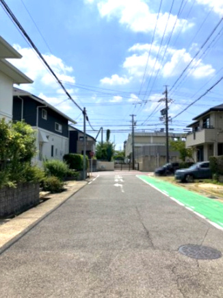 前面道路含む現地写真です