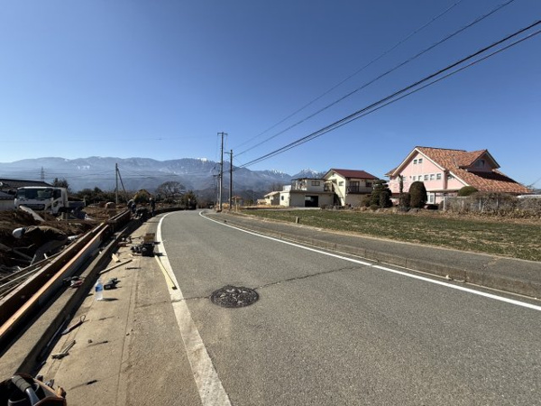 【北杜市明野町上手　分譲地の前面道路含む現地写真】