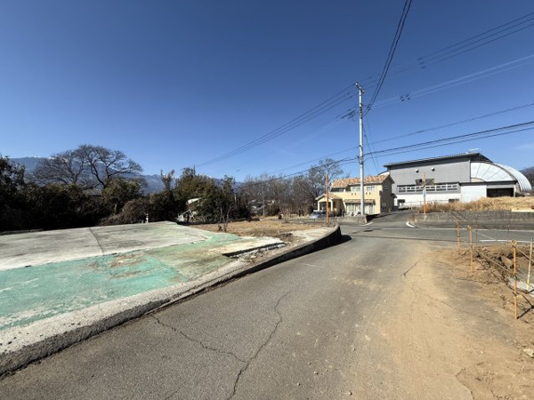 【北杜市明野町上手　分譲地の前面道路含む現地写真】